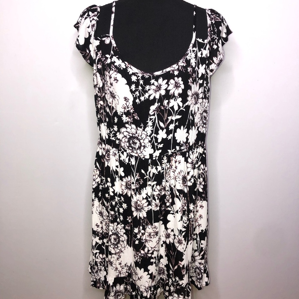 Forever 21 Black White Floral Ruffle Medium Mini Dress